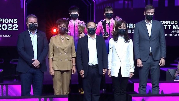 邱贻可与孙颖莎共庆荣耀时刻，冠军合影见证辉煌瞬间