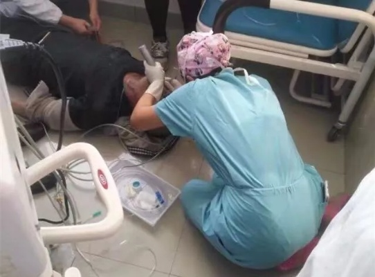 女医生跪地救回心脏骤停女子于生死瞬间