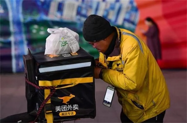外卖员特殊情境下的英勇之举，身绑树枝挂吊瓶坚守岗位