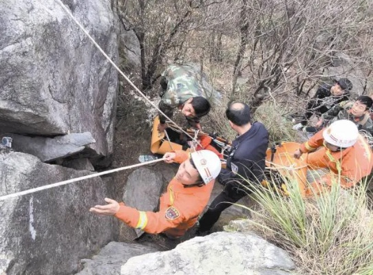 景区惊魂，高空坠落与血迹警示背后的警示故事