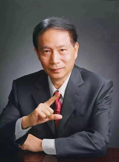 曾凡钦，时代的追光者