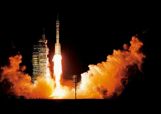 探索浩瀚宇宙，神州三号的辉煌征程