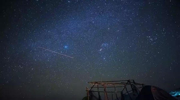 天琴座流星雨与星月童话共谱夜空璀璨华章