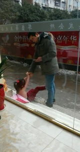 当街扒衣事件，道德与法律的双重审视