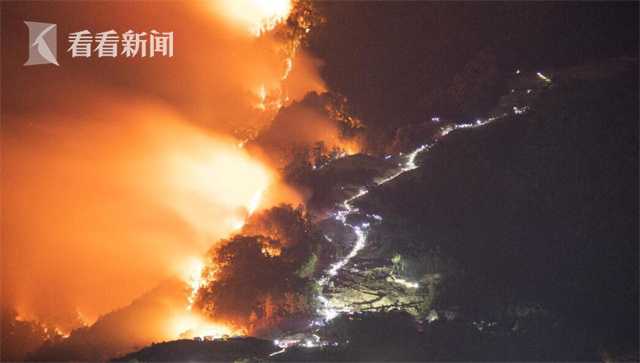 重庆山火后灭火器堆成小山，众志成城守护家园