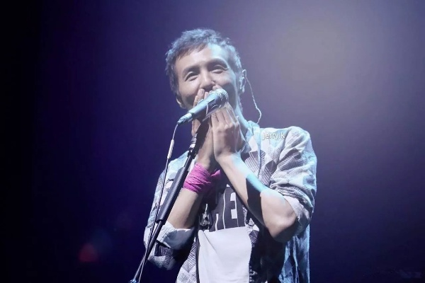 朴树演唱会状态欠佳，真诚鞠躬致歉歌迷