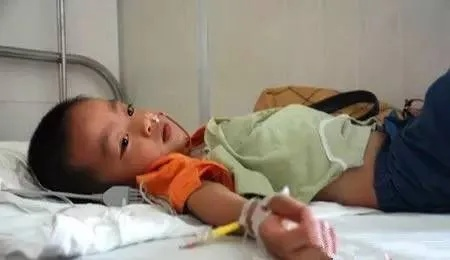 男孩连续赶作业14小时致手部痉挛，状况危急