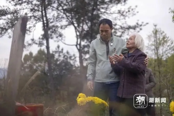 五旬农民大叔背回的烈士遗骸，英雄荣耀的传奇故事