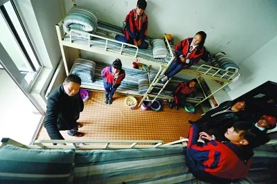 80人一间宿舍引关注，官方启动问责敲响教育管理警钟