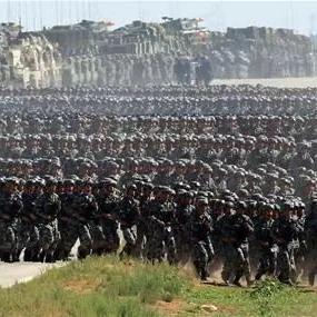 青岛公司老板包场庆祝祖国华诞，员工共赏阅兵仪式
