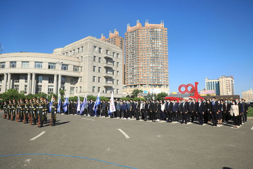 深圳校长升旗仪式现场连做71个俯卧撑，展现非凡壮举