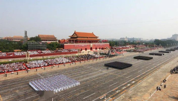 李家超现场观阅兵仪式后强调，铭记历史，砥砺前行