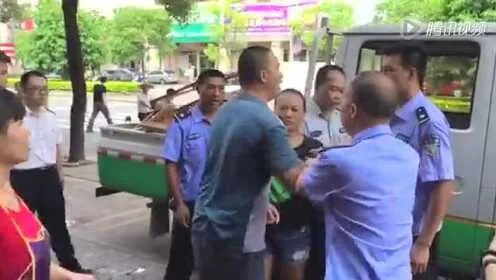 厦门城管被泼硫酸事件，暴力抗法现象亟待遏制