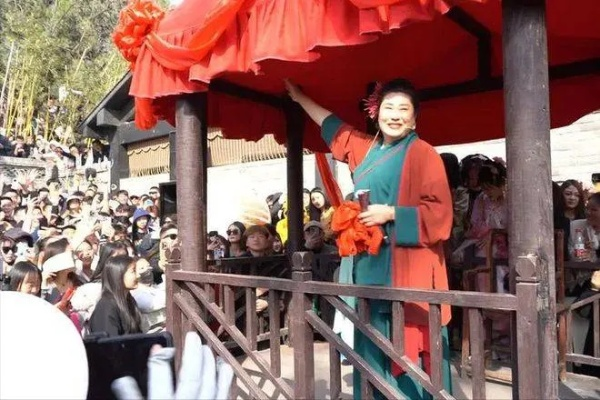 开封王婆说媒现场人头攒动，墙头竟也爬满了人