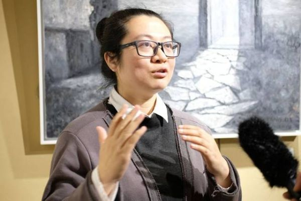 虚实交织间的自我编织者，胡梦娜