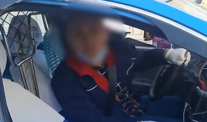 女子网约车上化妆遭司机停车赶人，出行权利谁来守护？