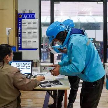 五年外卖路，一个大学生用车轮碾过40万债务的青春