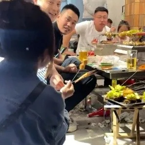 淄博烧烤的魅力与温暖，女子排不上队被投喂的感动瞬间