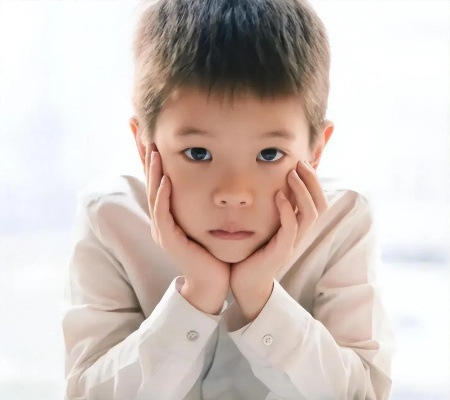 嗯哼以真实自信破容貌争议刻板印象