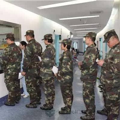 小女孩机场深情迎接退伍归来的母亲瞬间感人至深