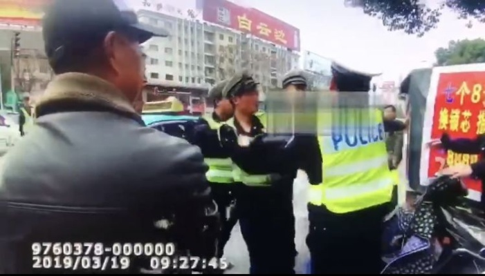 男子逆行嚣张遇交警便衣秒变怂