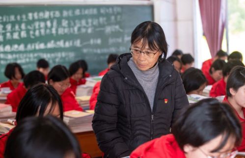 时代楷模张桂梅，点亮贫困山区女孩的希望之路的教育之光