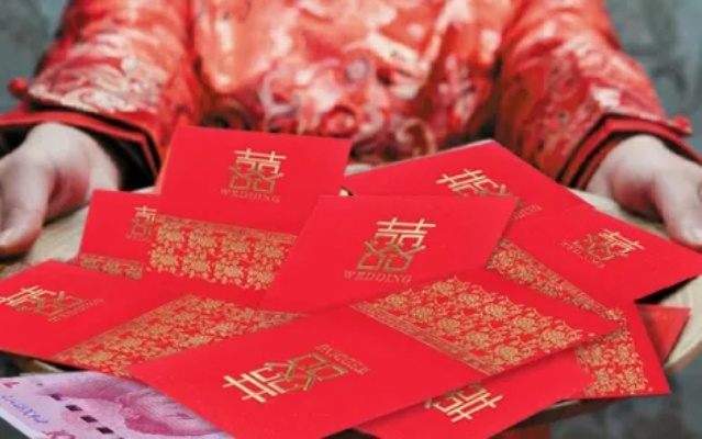 新郎接亲遇万元红包考验，传统与现代习俗的碰撞挑战