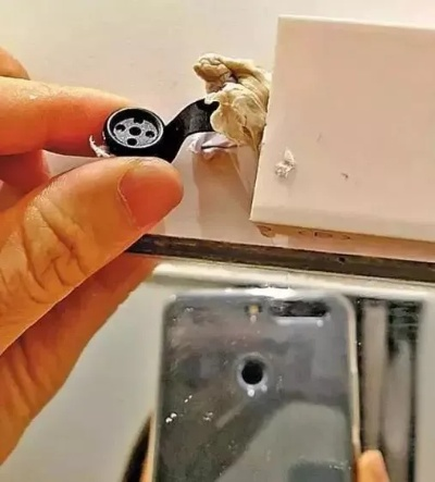 门缝中针头惊现，背后隐忧重重