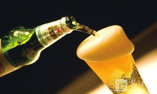 老板啤酒杯里竟惊现金镯子，意外之喜背后的故事