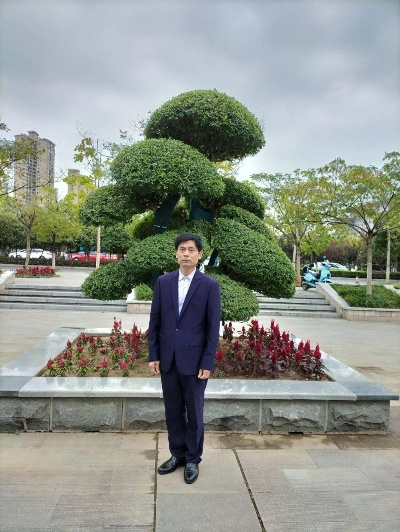 肖有才，多彩人生绘就非凡画卷