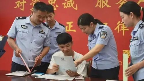 荣耀时刻，男生携清华录取通知书奔跑进派出所
