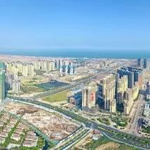 广东汕头雨后公路奇观，白色泡沫漫天飞舞