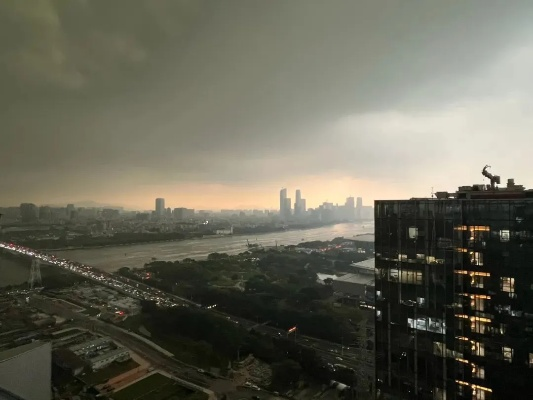 上海暴雨来袭，白昼瞬间变黑夜，城市面临天气挑战