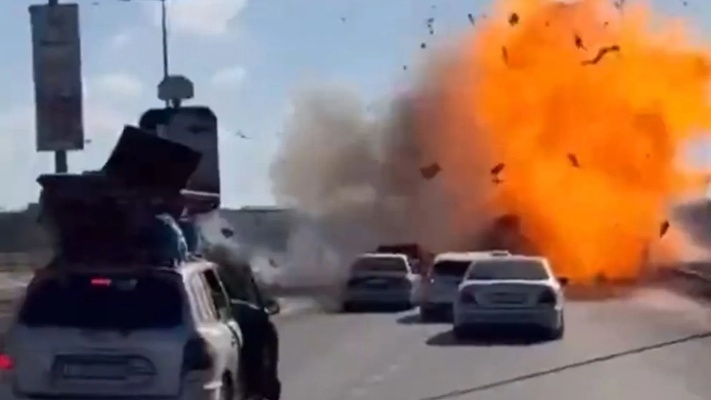 以军袭击多哈引发爆炸，人群慌乱奔逃
