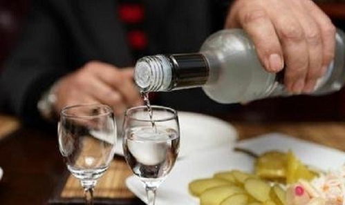 男子白酒当水喝，患胃癌三周离世悲剧警示世人