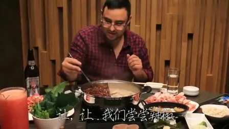 网友偶遇外国游客地铁干嚼火锅底料，文化与味蕾的奇妙交汇
