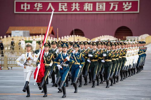 国庆升旗仪式，观众头晚排队展现爱国热情与尊重之心
