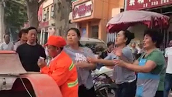 官方回应，两名环卫工清扫引发四人跟拍现象