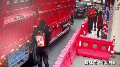 货车司机回应途中丢失价值百万银砖，责任担当展现诚信风采