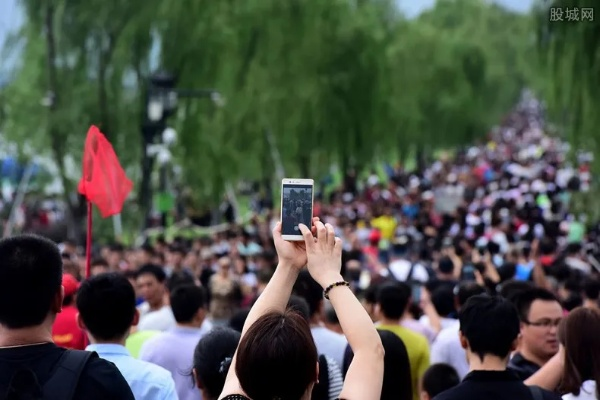 国庆首批游客抵达目的地，旅行的喜悦与期待之旅