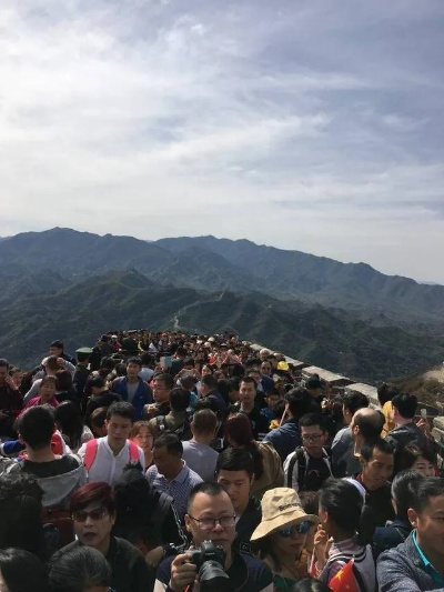 假期首日景区盛况，人潮涌动，登山热潮涌动不息
