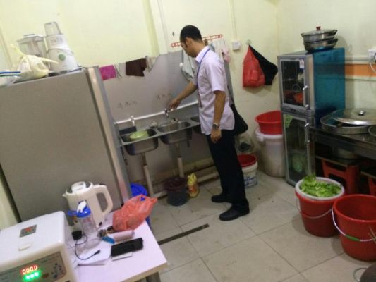 快餐店回应员工使用水桶装水擦拭桌椅事件，重视卫生管理引发关注热议