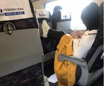 女子投诉同车乘客脚臭事件，铁路部门积极回应处理