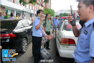 男子持扇遭误认持刀，误伤送警局事件报道