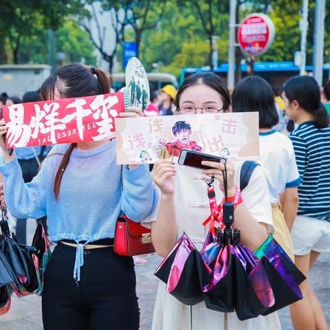 台风天市民坚韧精神，宴席如期举行，饭菜撒地展现毅力