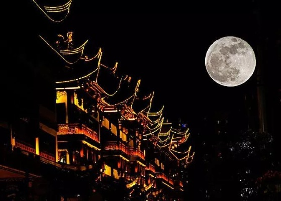 超大满月映照中秋，月圆人团圆的美好时刻