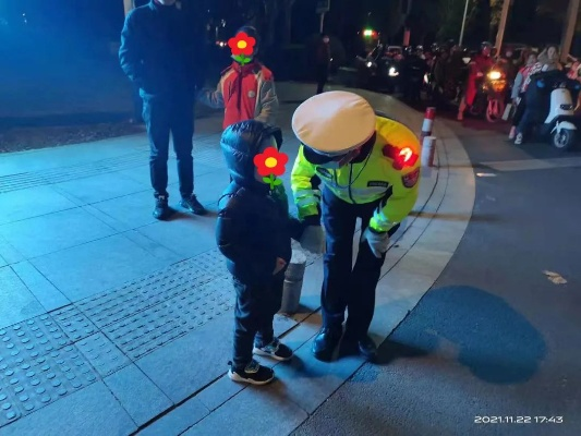 婴儿雨夜马路接力守护，人间大爱的温暖瞬间