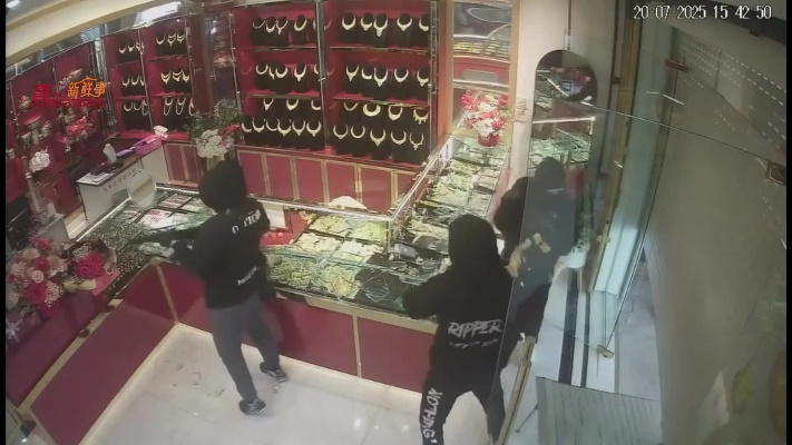 泰国金店遭蒙面劫匪持枪洗劫惊魂时刻