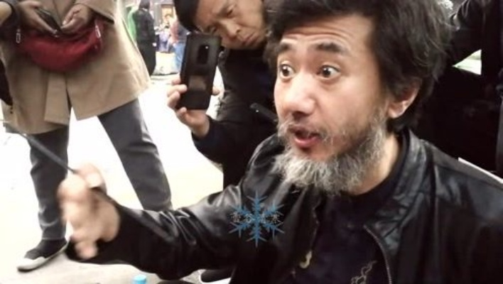 南昌扇子哥，传递正能量，不追究责任的力量展现
