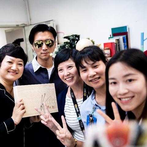 谢霆锋歌迷狂热追拍现场揭秘，安保背后的真相
